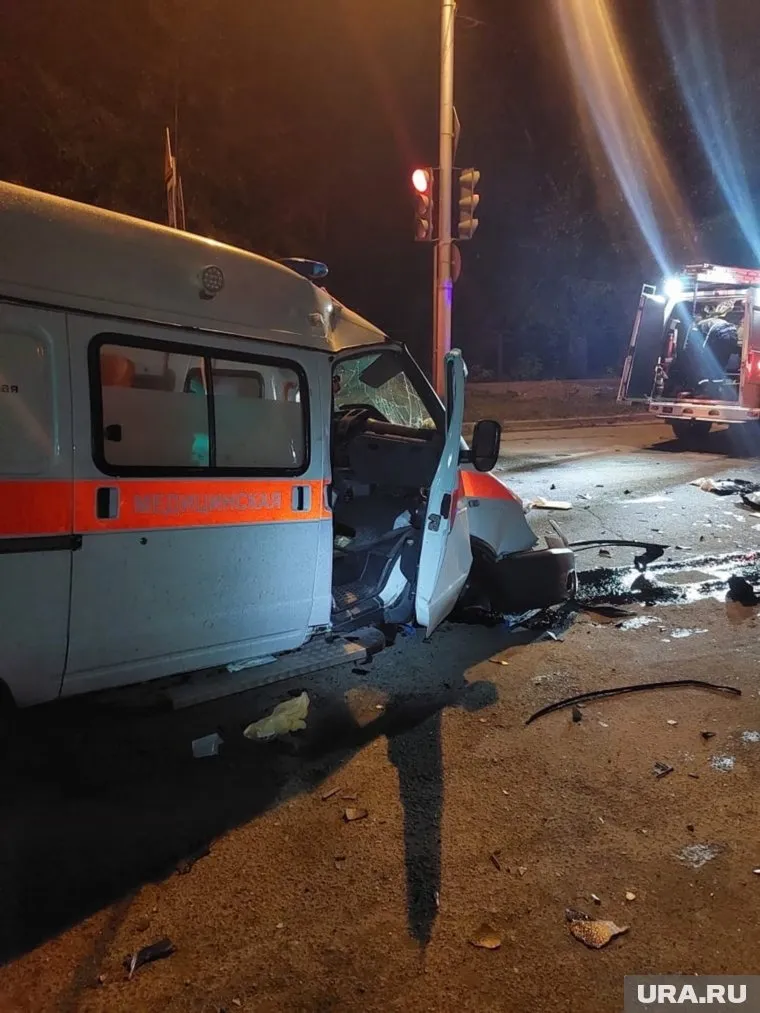 В машину скорой помощи врезалась иномарка, летевшая на красный свет