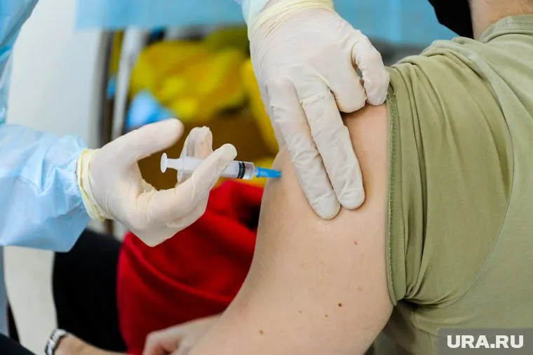Вакцинация детей от коронавируса возможна после разрешения родителей