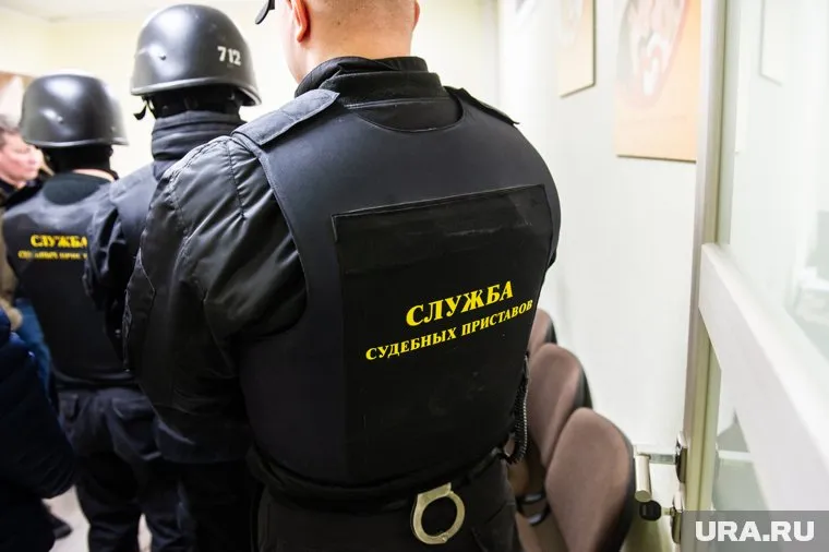 Должник облил судебных приставов бензином