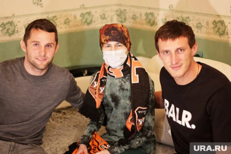 Футболисты "Урала" Денис Кулаков и Артем Фидлер приходили в гости к Данилу, чтобы поддержать подростка
