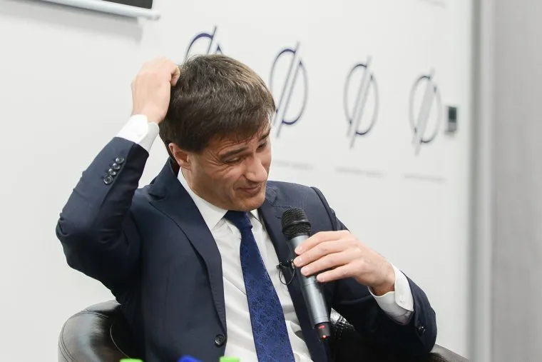 Пресс-конференция Руслана Гаттарова, посвященная подготовке к проведению саммитов ШОС и БРИКС. Челябинск, гаттаров руслан, чешет голову