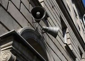 В РФ хотят запретить звуковую рекламу на жилых домах