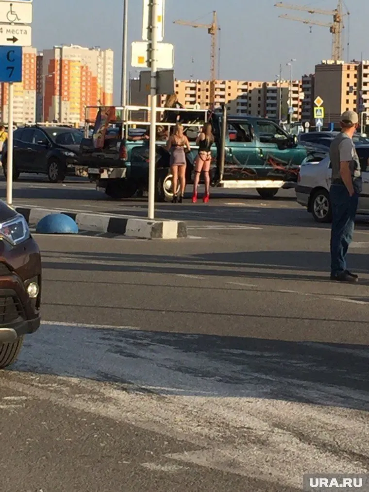 Девушек видели на разных улицах города
