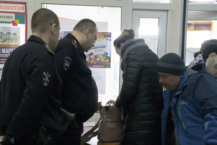 ВЫБОРЫ 2018. Голосование. Салехард, полиция, досмотр вещей, голосование