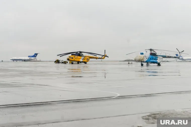 В затопленном аэродроме вертолеты стоят в воде (архивное фото)