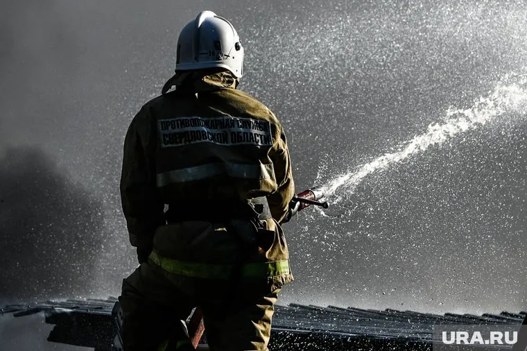 Пожарные работают на месте возгорания в выставочном центре «Каспий Экспо» (архивное фото)