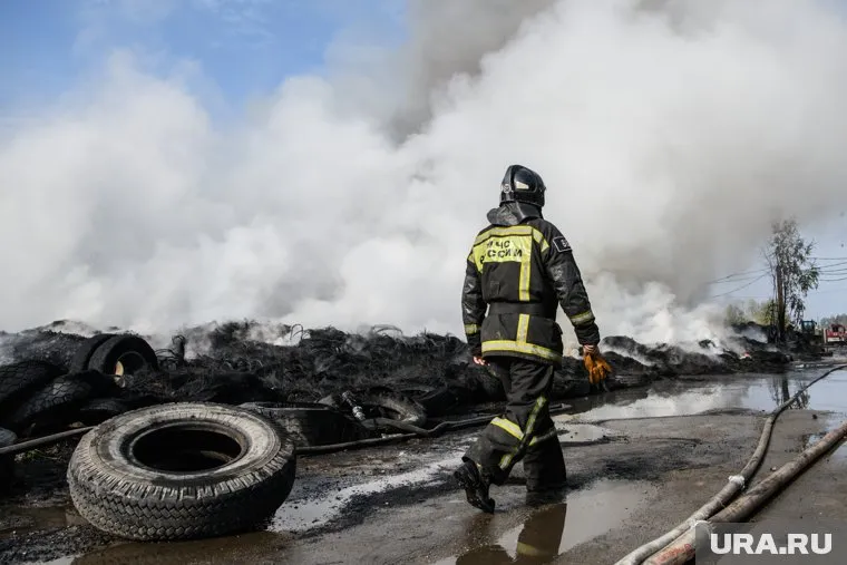 Огонь полыхает на площади примерно в 400 квадратных метров (Архивное фото)