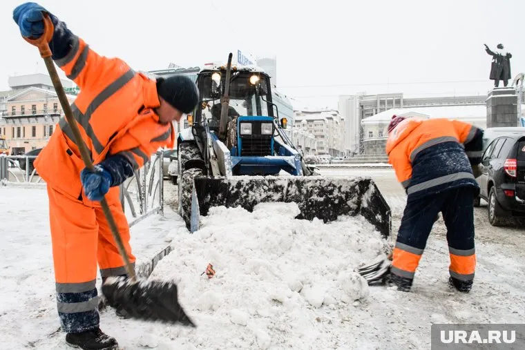 Убирать улицы начали днем 15 февраля (архивное фото)