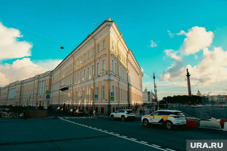 В Петербурге кусок крыши обвалился прямо на проезжую часть