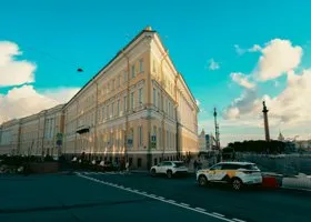 В Петербурге ветер вырвал кусок крыши и бросил на дорогу