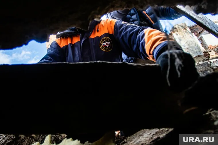 Крышу ремонтировала бригада из четырех человек: один погиб, другой находится под завалами, третьего госпитализировали, еще один — не пострадал (архивное фото)