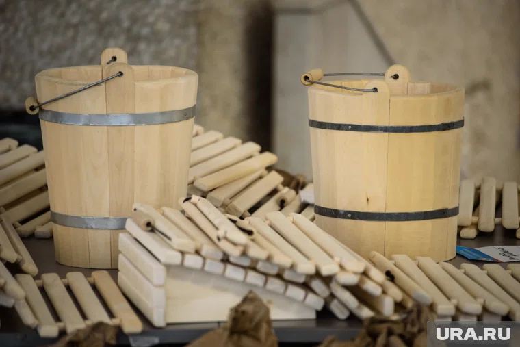 На базе размещено четыре банных комплекса