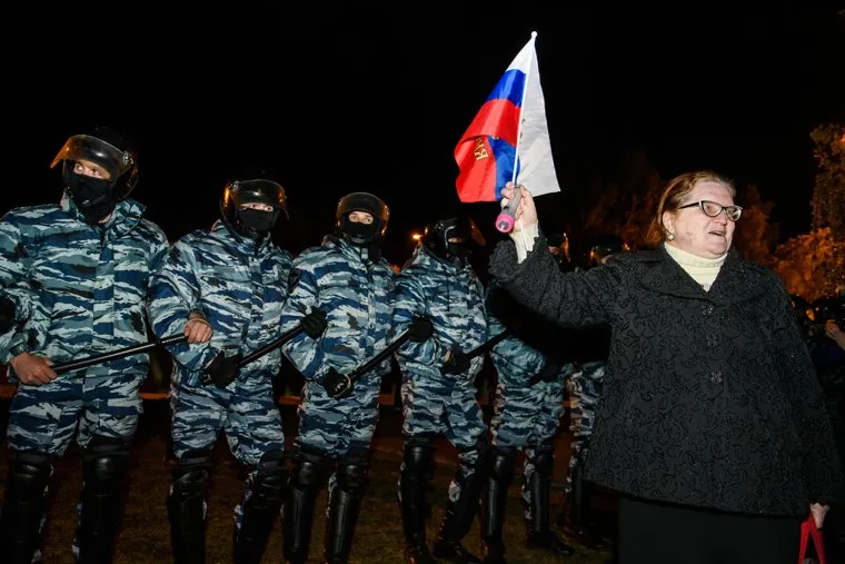 Третий день протестов против строительства храма Св. Екатерины в сквере у театра драмы. Екатеринбург