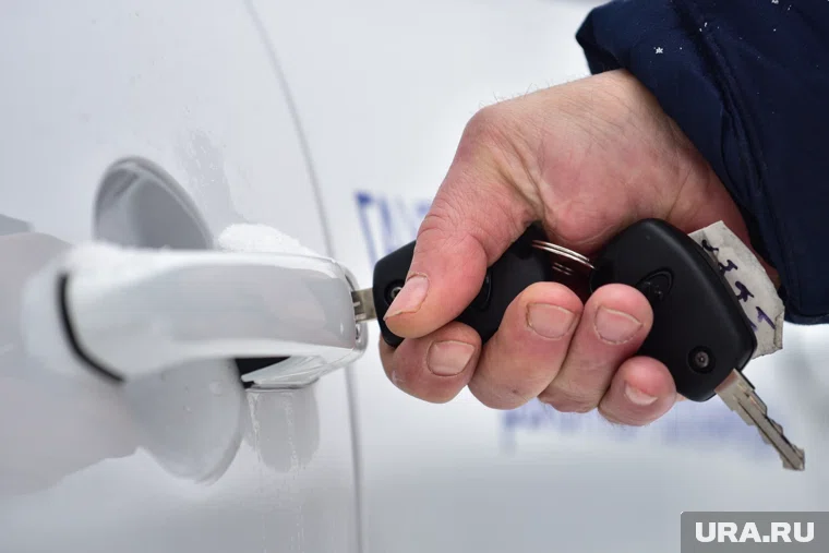 Мужчина лишился кроссовера из-за пристрастий к алкоголю