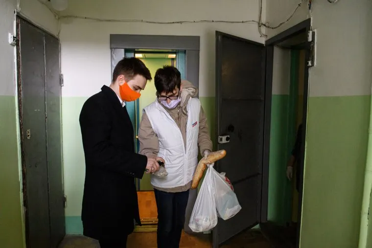 Доставка на дом продуктов питания и товаров первой необходимости волонтерами. Екатеринбург