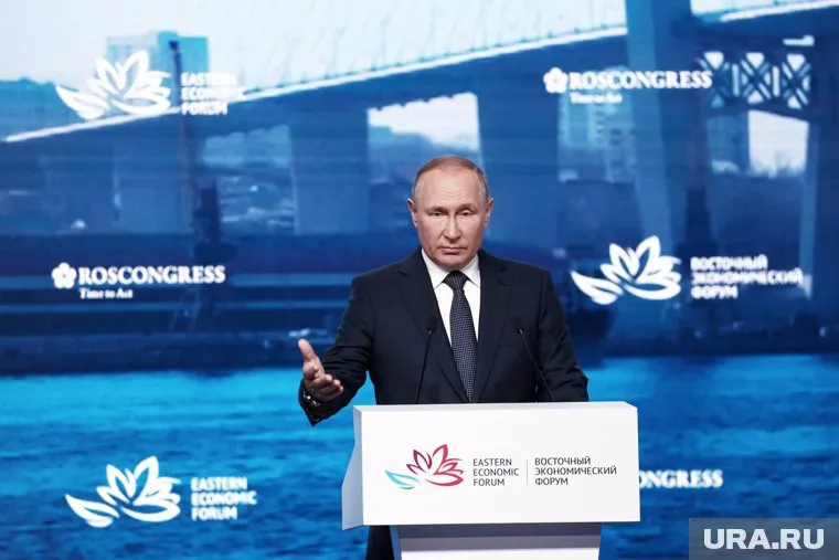 На Украине прославляют Адольфа Гитлера, считает Владимир Путин