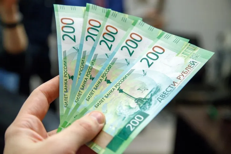 Презентация новых денежных банкнот номиналом 200 и 2000 рублей. Екатеринбург, пачка денег, новые деньги, банкноты, рубли, 200 рублей