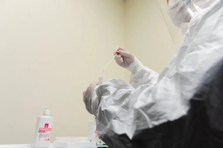 Проверка и забор анализов на коронавирус прилетевших пассажиров в челябинском аэропорту Игорь Курчатов. Челябинск