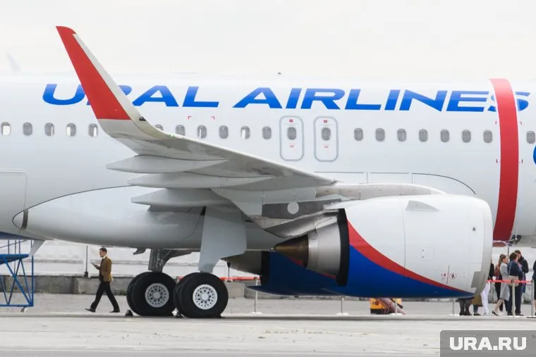 Всех пассажиров самолета эвакуировали