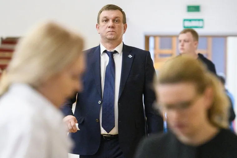 Четвертый день протестов против строительства храма Св. Екатерины в сквере около драмтеатра - пресс-конференция мэра Екатеринбурга Александра Высокинского. Екатеринбург