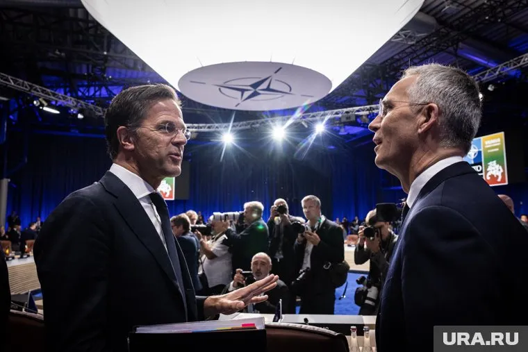 Премьер-министр Нидерландов Марк Рютте (на фото справа) станет генсеком НАТО