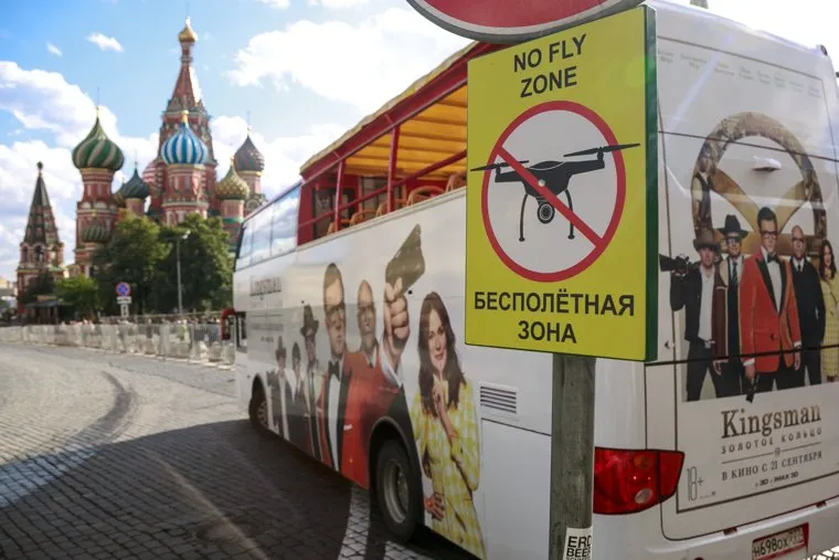 Знак "Бесполетная зона" на Красной площади. Москва, храм василия блаженного, москва, покровский собор, красная площадь, знак бесполетная зона, kingsman