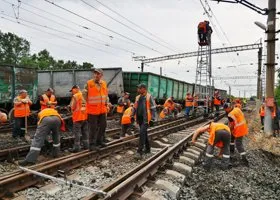 Грузовой поезд сошел с рельсов в Курганской области