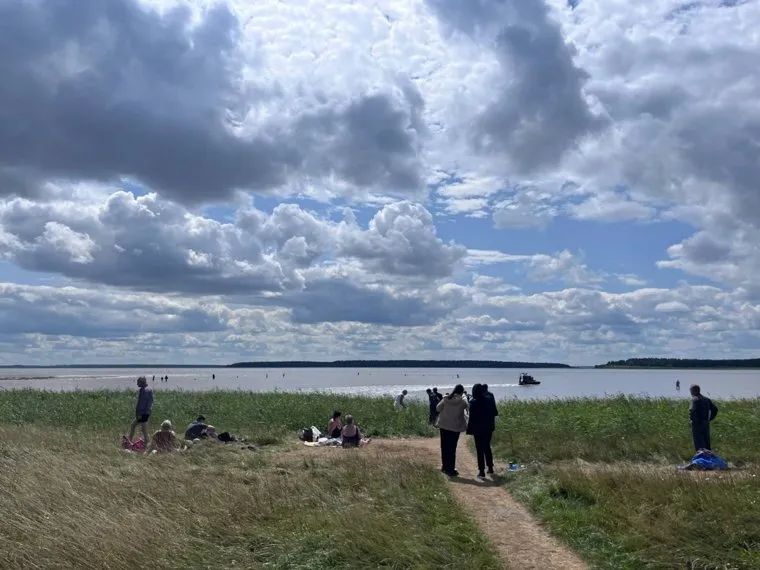 Озеро Медвежье привлекает туристов из разных регионов