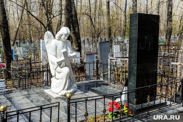 Некоторым творчество во дворе напоминает памятники с кладбища