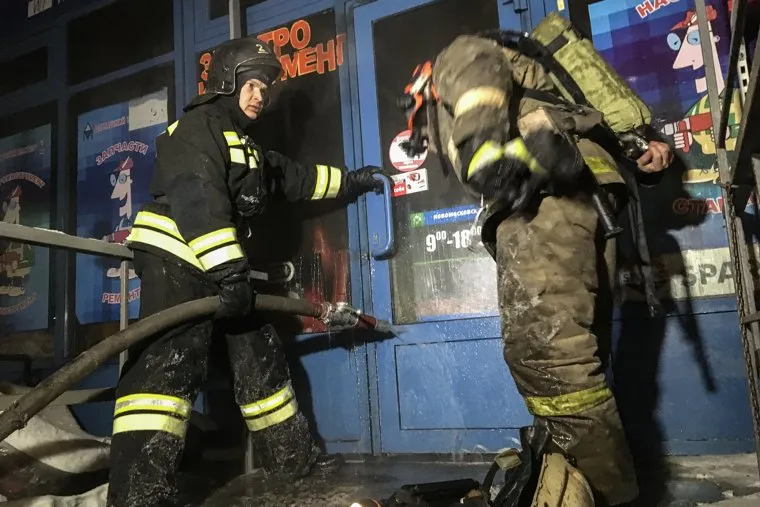 Пожар на рынке "Новомосковский". Екатеринбург, мчс россии, пожар, происшествие, пожарные, рынок новомосковский