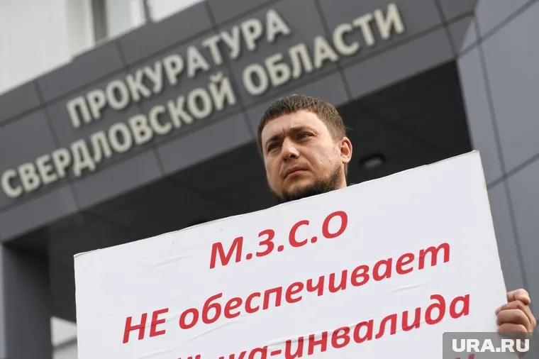 Дмитрий несколько раз выходил на одиночный пикет в Екатеринбурге и в Москве, чтобы его сына вылечили