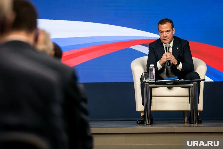 Запад сдаст правящий режим Украины в утиль, заявил Дмитрий Медведев