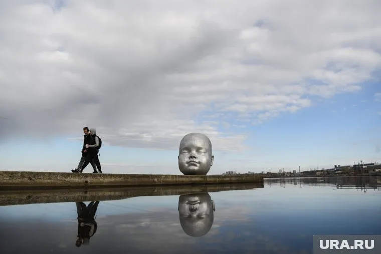 Голову должны были установить на воде, но авторы все же решили поместить ее на бетон