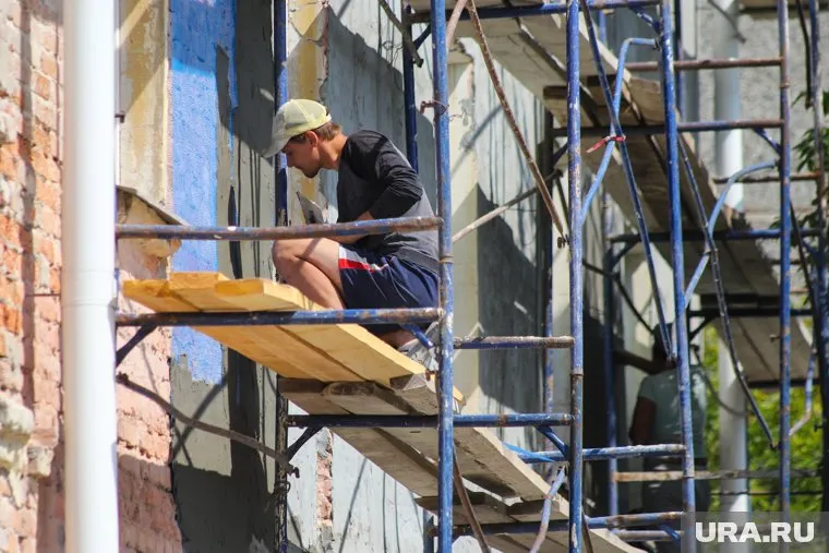 Согласно проекту, подрядчик должен был использовать более спокойные тона в отделке фасада