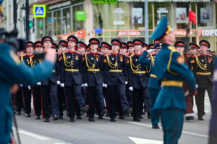 Торжественное прохождение войск Пермского гарнизона и военной техники на Октябрьской площади. Пермь