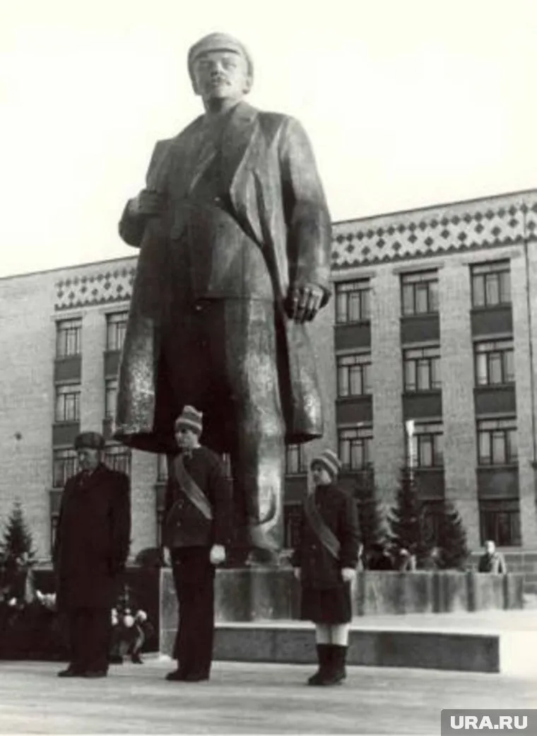 Владимир Ленин на площади в центре Ханты-Мансийска. 1987 год.