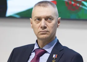 «Потерял руки, но душа осталась»: об уральском Герое РФ сделали книгу в особом формате