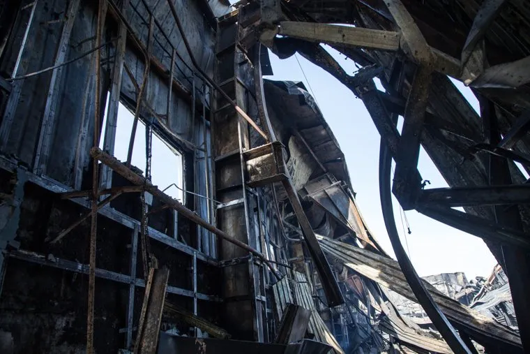 Последствия пожара в гипермаркете детских товаров "RichFamily". Тюмень, гарь, разрушенное здание, последствия пожара