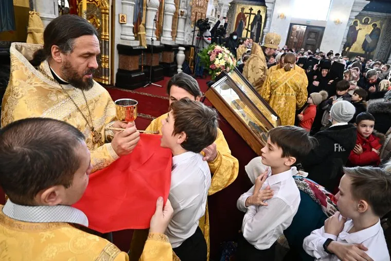 Архиерейская Божественная литургия митрополита Казанского и Татарстанского Кирилла и митрополита Екатеринбургского и Верхотурского Евгения. Необр