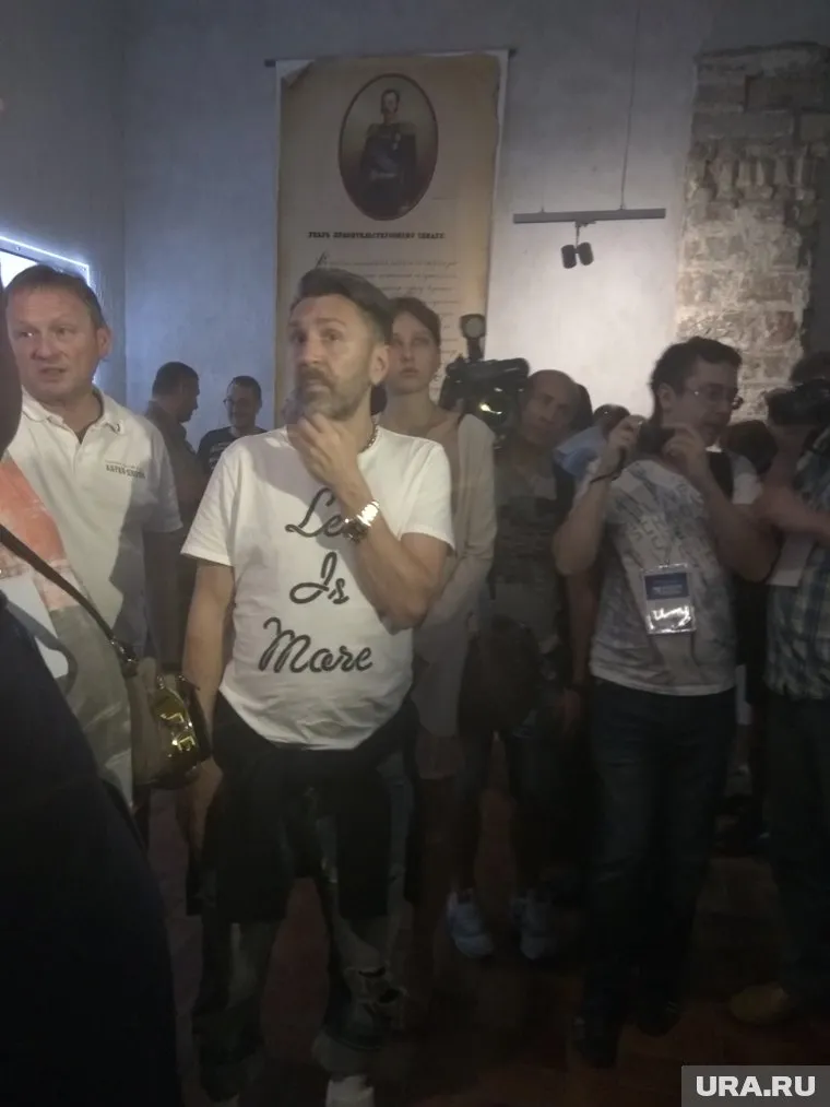 Борис Титов (слева) провел Сергею Шнурову экскурсию по винным подвалам