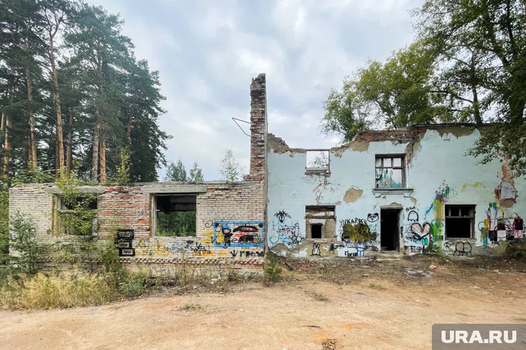 Разрушенное здание находится рядом с парком Гагарина