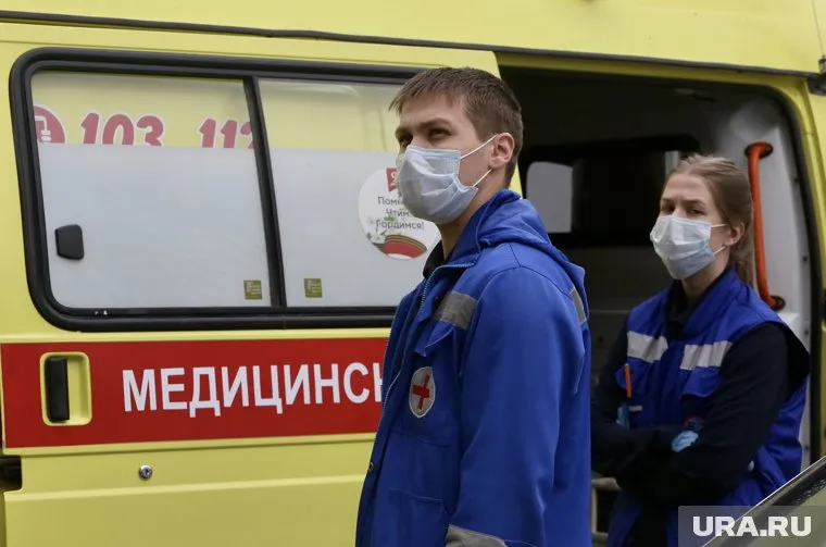 Медики скорой помощи доставили пострадавших в больницу