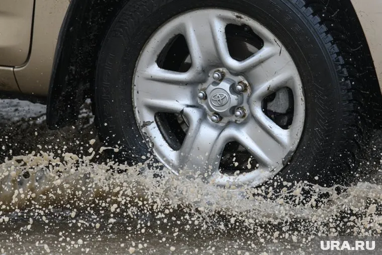 В Москве в реку упала легковушка, из нее выбрался один человек