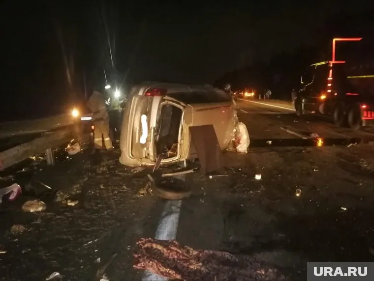 Машина врезалась в ограждение и перевернулась