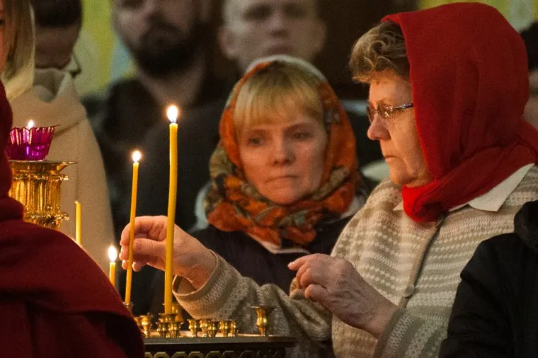 Пасхальное богослужение в Свято-Троицком кафедральном соборе. Екатеринбург , свечи, богослужение, храм, верующие, церковь, вера, ставит свечку, собор, служба, православие