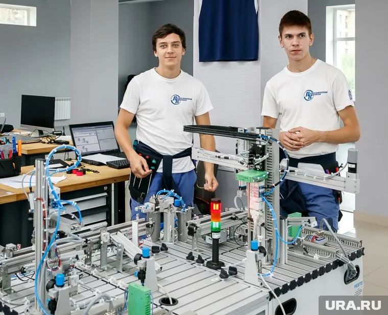 Студенты получили медальон