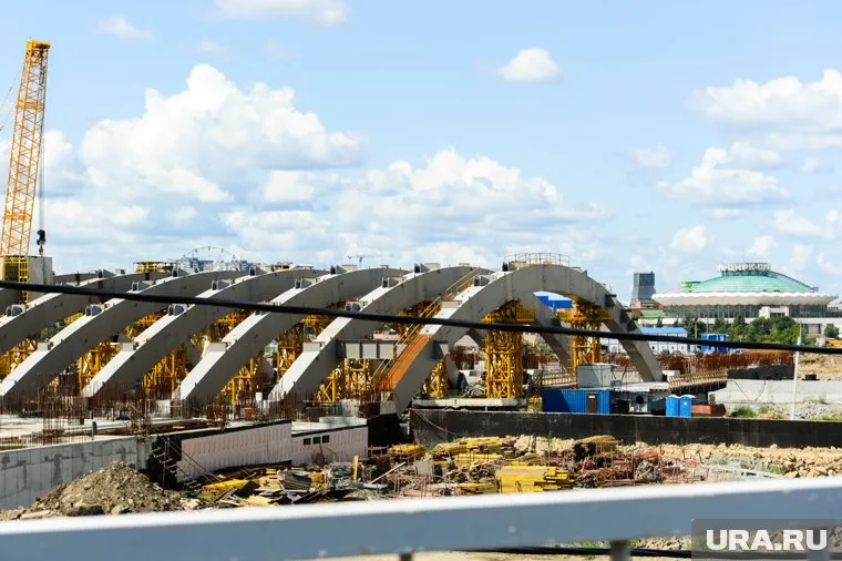 О мегапроекте напоминают лишь «ребра» опорных конструкций