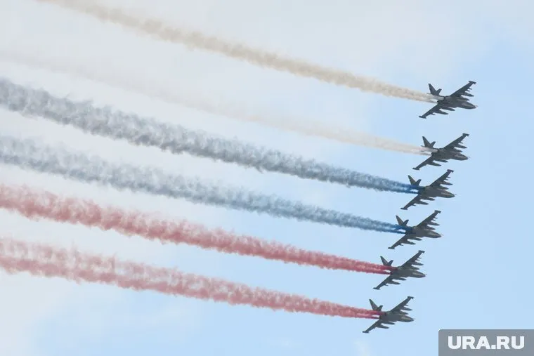 Полет самолетов прошел на высотах от 300 до 500 метров. Закрыли авиапарад штурмовики Су-25. Они окрасили небо в цвета флага РФ