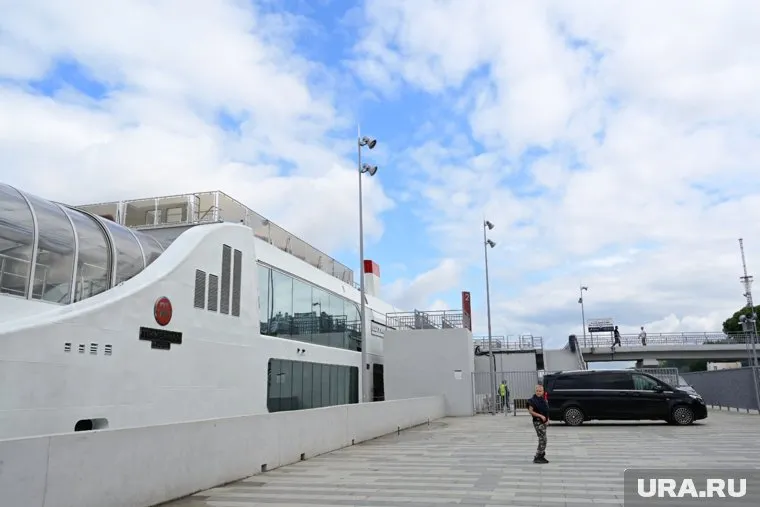 Яхта пришвартована на Перми-1