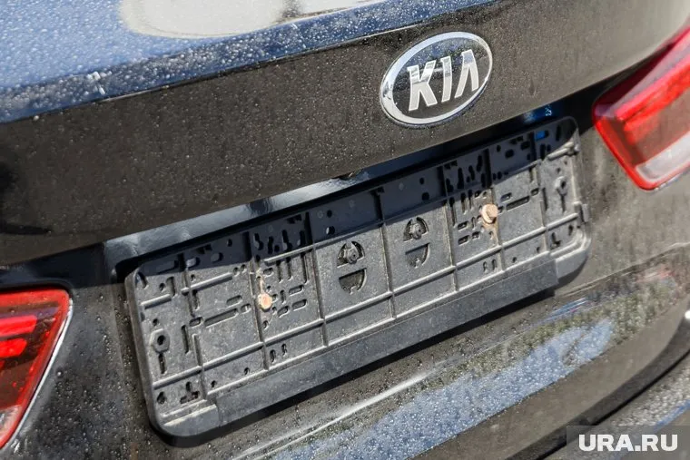 В глубоких лужах автомобилисты потеряли десятки номеров